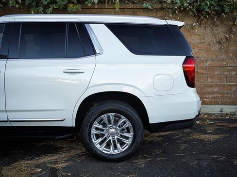 Used 2021 GMC Yukon SLT w/ SLT Premium Package image 6