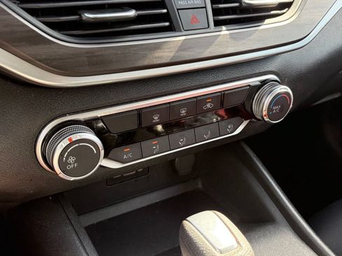 Used 2025 Nissan Altima 2.5 SV FWD image 8