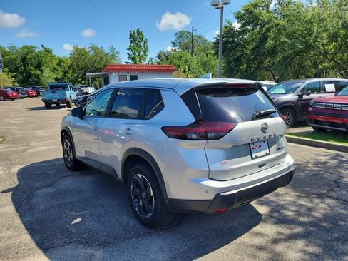Used 2024 Nissan Rogue SV AWD/4WD image 3