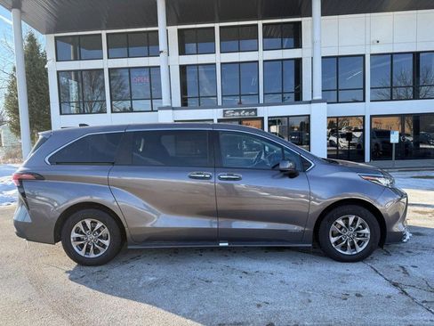 Used 2021 Toyota Sienna XLE image 4