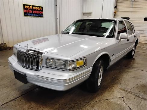 Used 1997 Lincoln Town Car Executive RWD image 4