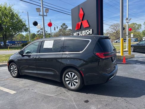 Used 2023 Chrysler Pacifica Touring-L FWD image 8