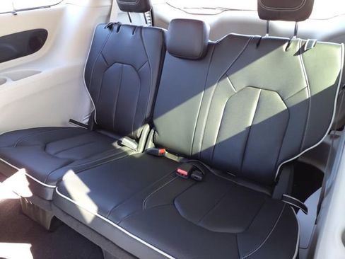 Used 2024 Chrysler Pacifica Limited image 9