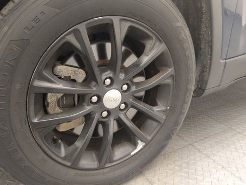 Used 2021 Jeep Cherokee Latitude FWD image 31