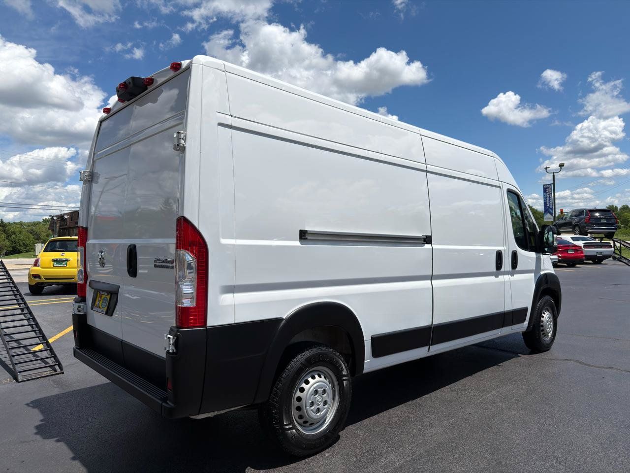 Used 2024 RAM ProMaster 2500 w/ Convenience Group FWD image 3
