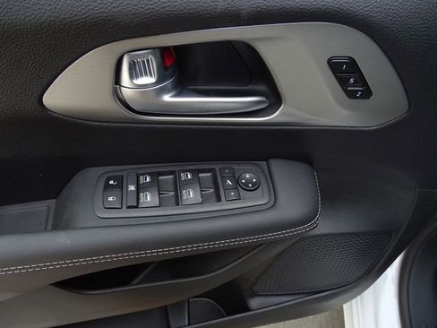 New 2024 Chrysler Pacifica Limited w/ S Appearance Package image 19