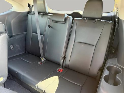 Used 2020 Toyota Highlander XLE image 28