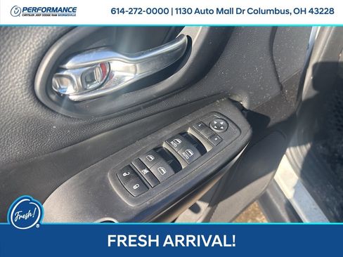 Used 2019 Jeep Cherokee Trailhawk w/ Cold Weather Group image 17