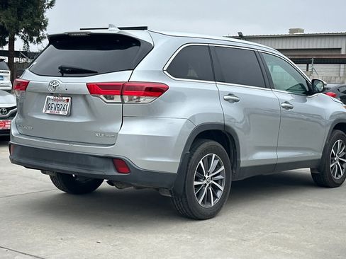 Used 2019 Toyota Highlander XLE image 3