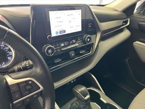 Certified 2024 Toyota Highlander LE FWD image 21