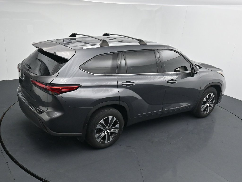 Used 2022 Toyota Highlander XLE AWD/4WD image 16