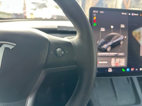 Used 2024 Tesla Model Y 2WD image 18