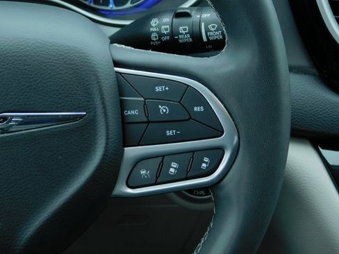 Used 2023 Chrysler Pacifica Touring-L image 18