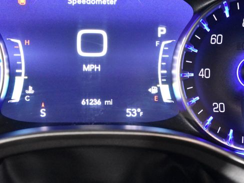 Used 2023 Chrysler Pacifica Touring-L FWD image 34