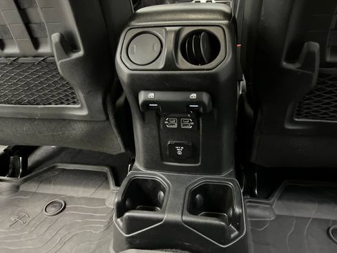 Used 2022 Jeep Wrangler Unlimited Rubicon w/ Cold Weather Group AWD/4WD image 20