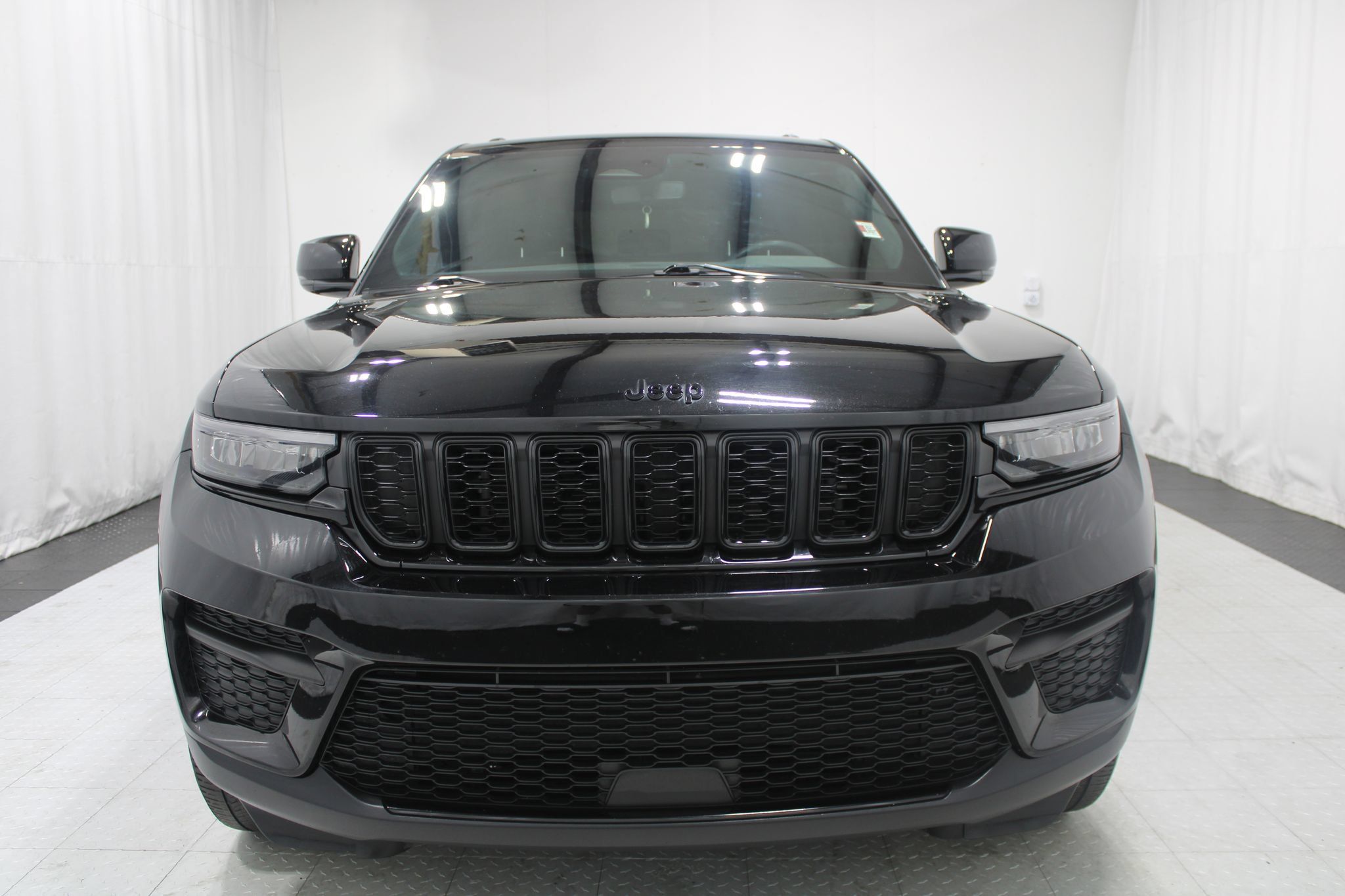 Used 2023 Jeep Grand Cherokee Altitude AWD/4WD image 3