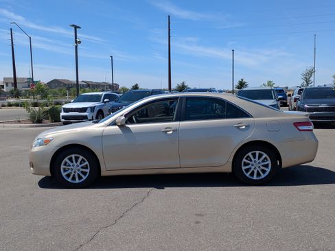 Used 2011 Toyota Camry XLE w/ SE/XLE Extra-Value Pkg image 2