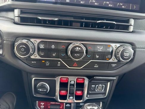 Used 2024 Jeep Wrangler Unlimited Rubicon w/ Convenience Group AWD/4WD image 17
