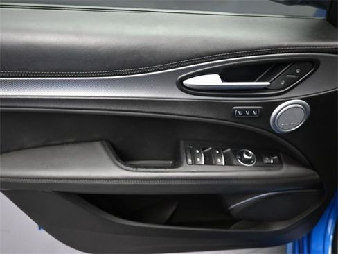 Used 2022 Alfa Romeo Stelvio Veloce image 5