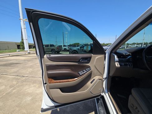 Used 2019 Chevrolet Suburban Premier RWD image 13