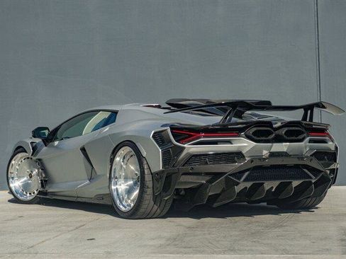 Used 2024 Lamborghini Revuelto image 12