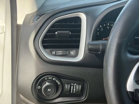 Used 2019 Jeep Renegade Latitude w/ Popular Equipment Group image 16