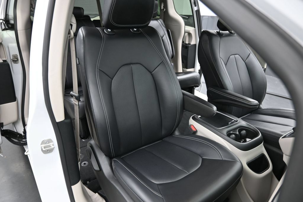 Used 2024 Chrysler Pacifica Touring-L FWD image 22