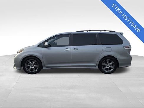 Used 2017 Toyota Sienna SE image 4