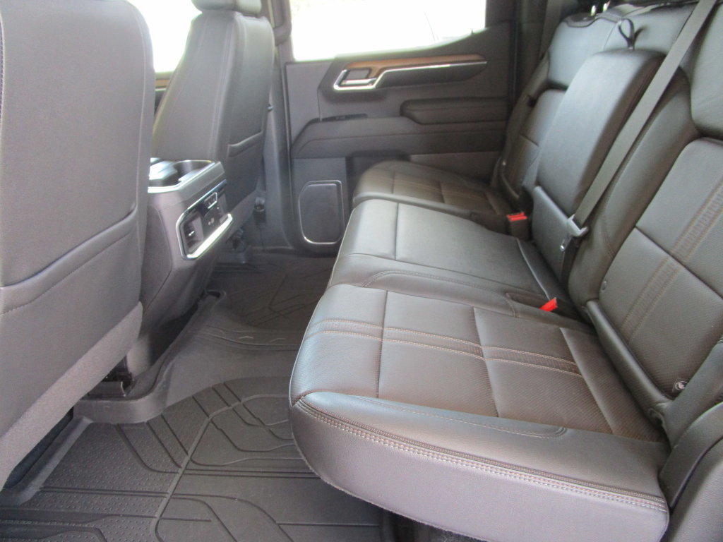 Used 2023 Chevrolet Silverado 1500 High Country w/ High Country Premium Package AWD/4WD image 27