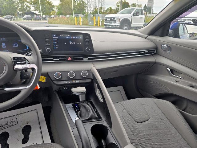 Used 2024 Hyundai Elantra SE FWD image 16