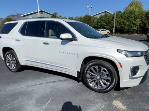 Used 2023 Chevrolet Traverse Premier image 2