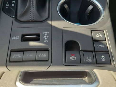 Used 2024 Toyota Highlander XLE AWD/4WD image 38