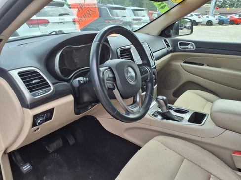 Used 2022 Jeep Grand Cherokee Laredo E image 17