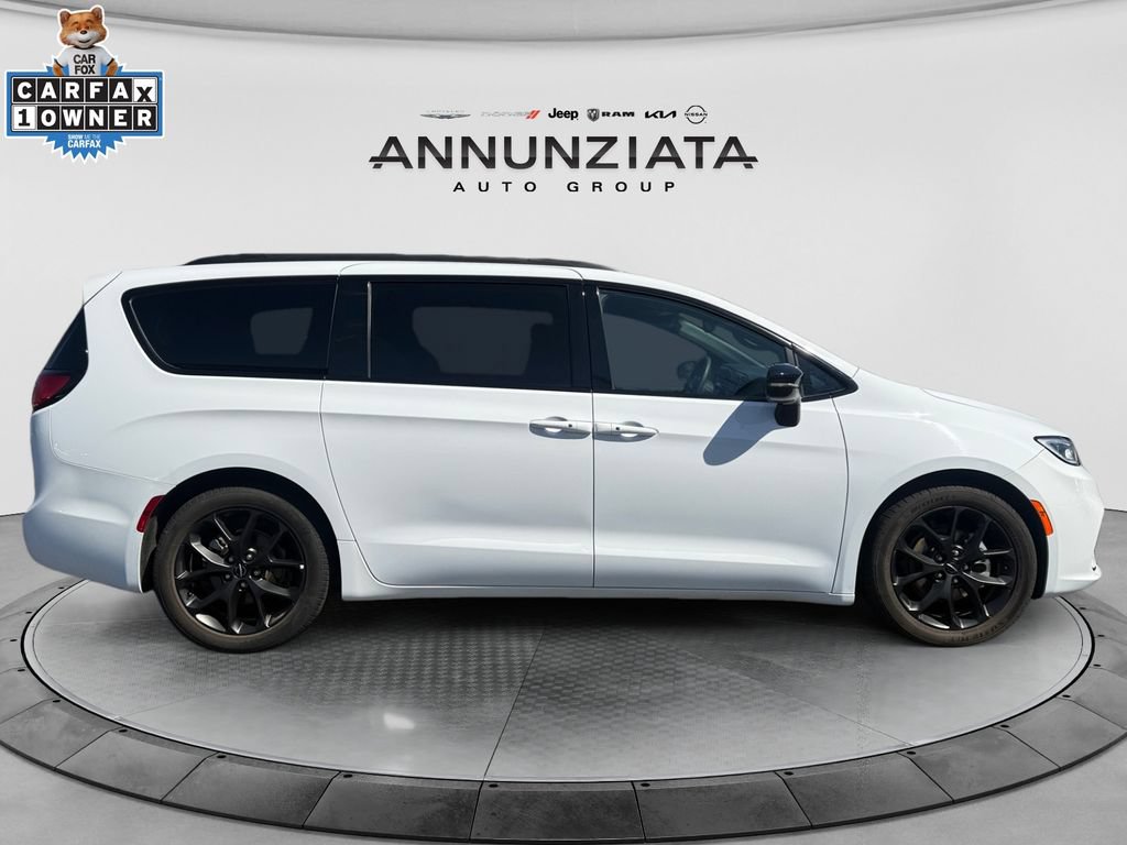Used 2025 Chrysler Pacifica Limited FWD image 6