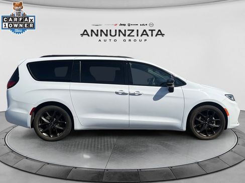 Used 2025 Chrysler Pacifica Limited FWD image 6