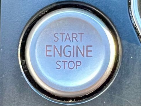 Used 2022 Volkswagen Atlas Cross Sport SE image 28