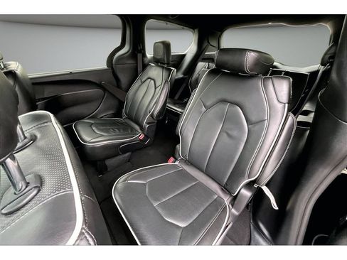 Used 2025 Chrysler Pacifica Limited FWD image 33