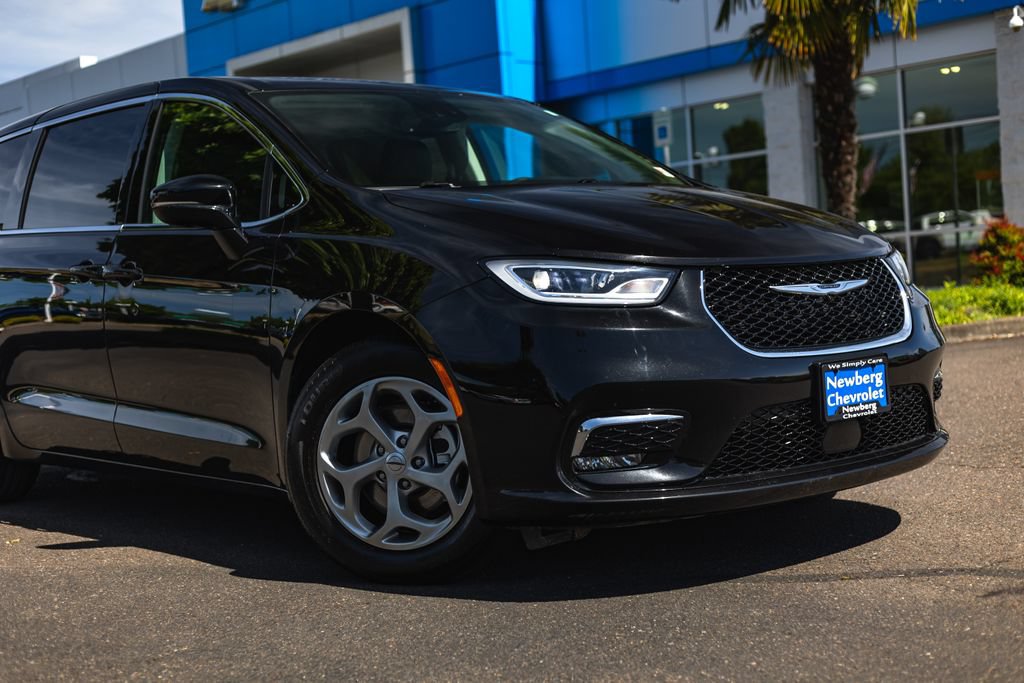 Used 2024 Chrysler Pacifica Limited FWD image 3