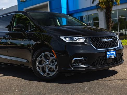 Used 2024 Chrysler Pacifica Limited FWD image 3