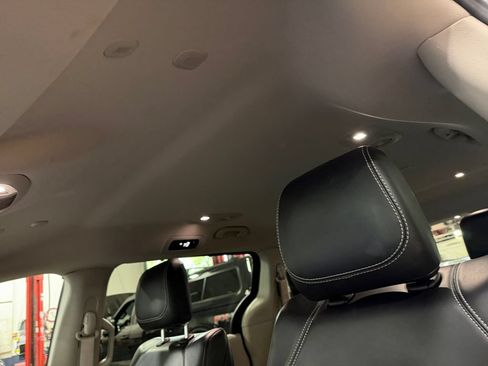 Used 2023 Chrysler Pacifica Touring-L FWD image 16