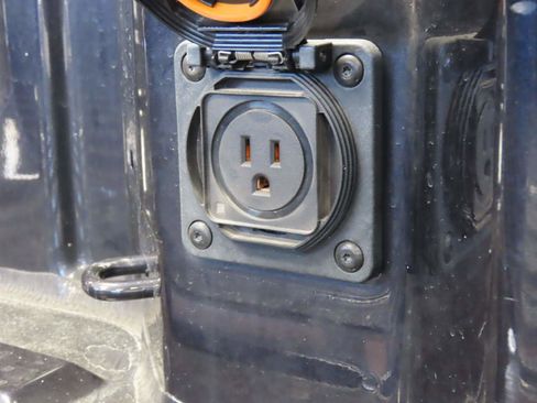 Used 2025 GMC Sierra 1500 SLT image 6