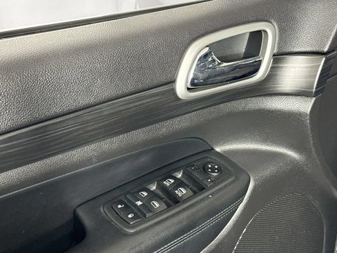 Used 2020 Jeep Grand Cherokee Laredo AWD/4WD image 17