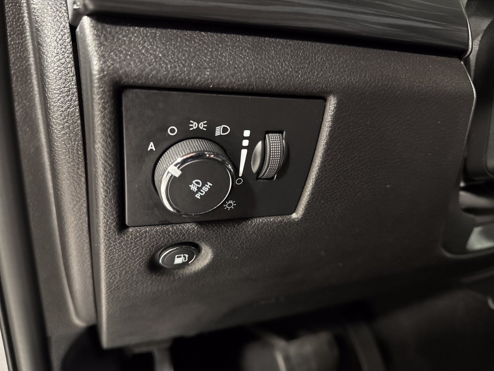 Used 2020 Jeep Grand Cherokee Laredo AWD/4WD image 14