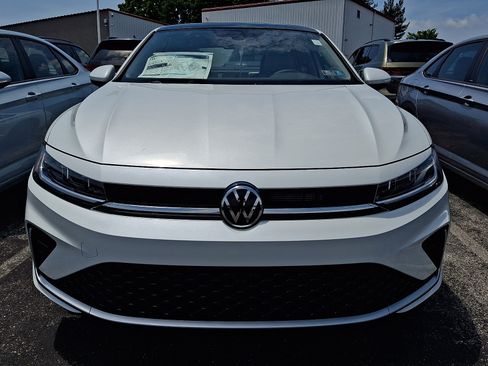 Used 2026 Volkswagen Jetta SE FWD image 2