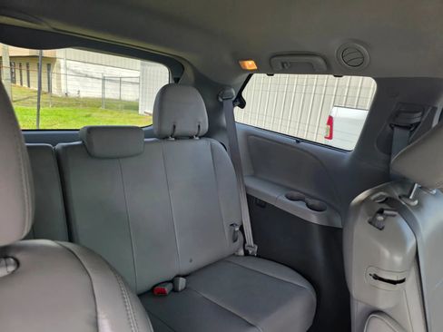Used 2017 Toyota Sienna XLE w/ XLE Navigation Package image 17