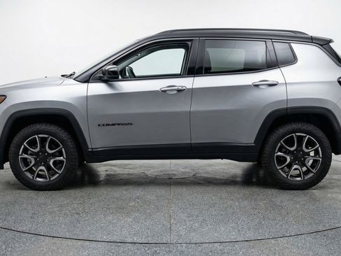 Used 2025 Jeep Compass Trailhawk image 5