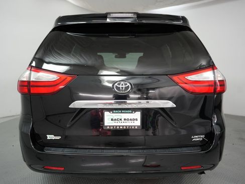 Used 2018 Toyota Sienna Limited Premium image 8
