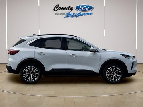 New 2025 Ford Escape SE image 25