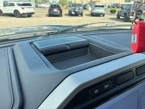 Used 2022 Ford F250 Lariat w/ Black Appearance Pkg AWD/4WD image 27