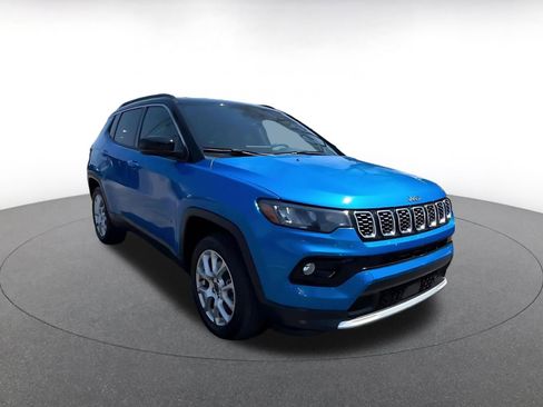 Used 2025 Jeep Compass Limited AWD/4WD image 3